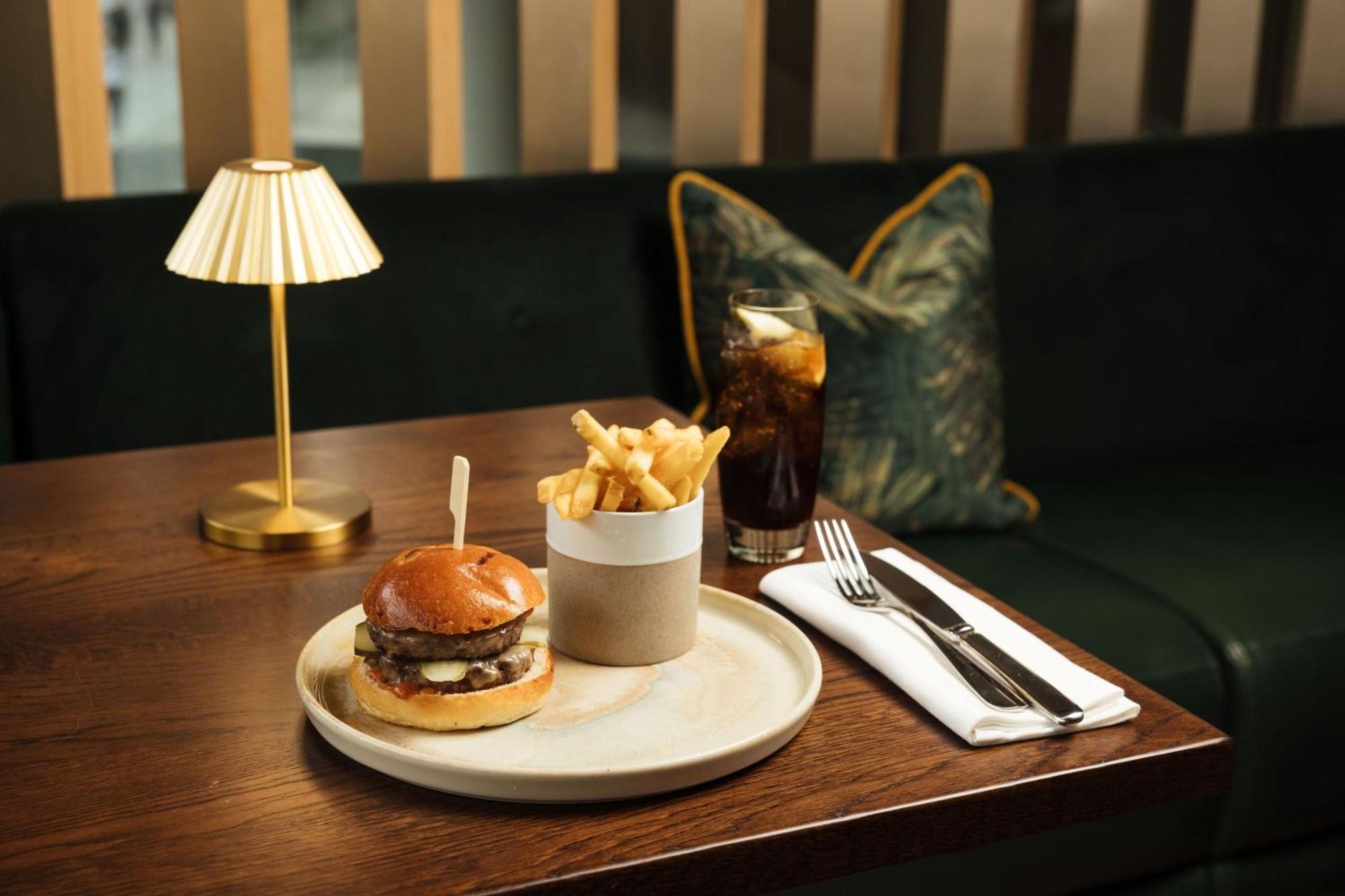 Montcalm East, Autograph Collection Hotel Лондон Екстериор снимка A burger and chips at the Ivy, St John's Wood