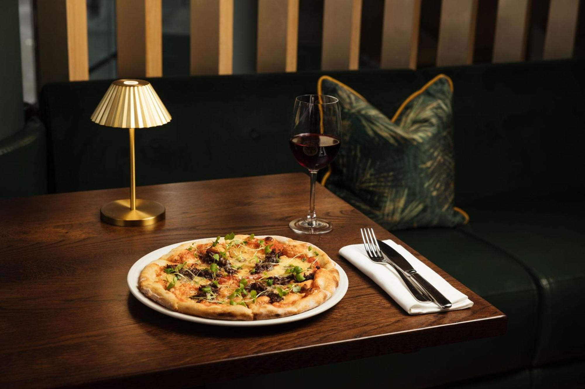 Montcalm East, Autograph Collection Hotel Лондон Екстериор снимка Pizza at the restaurant