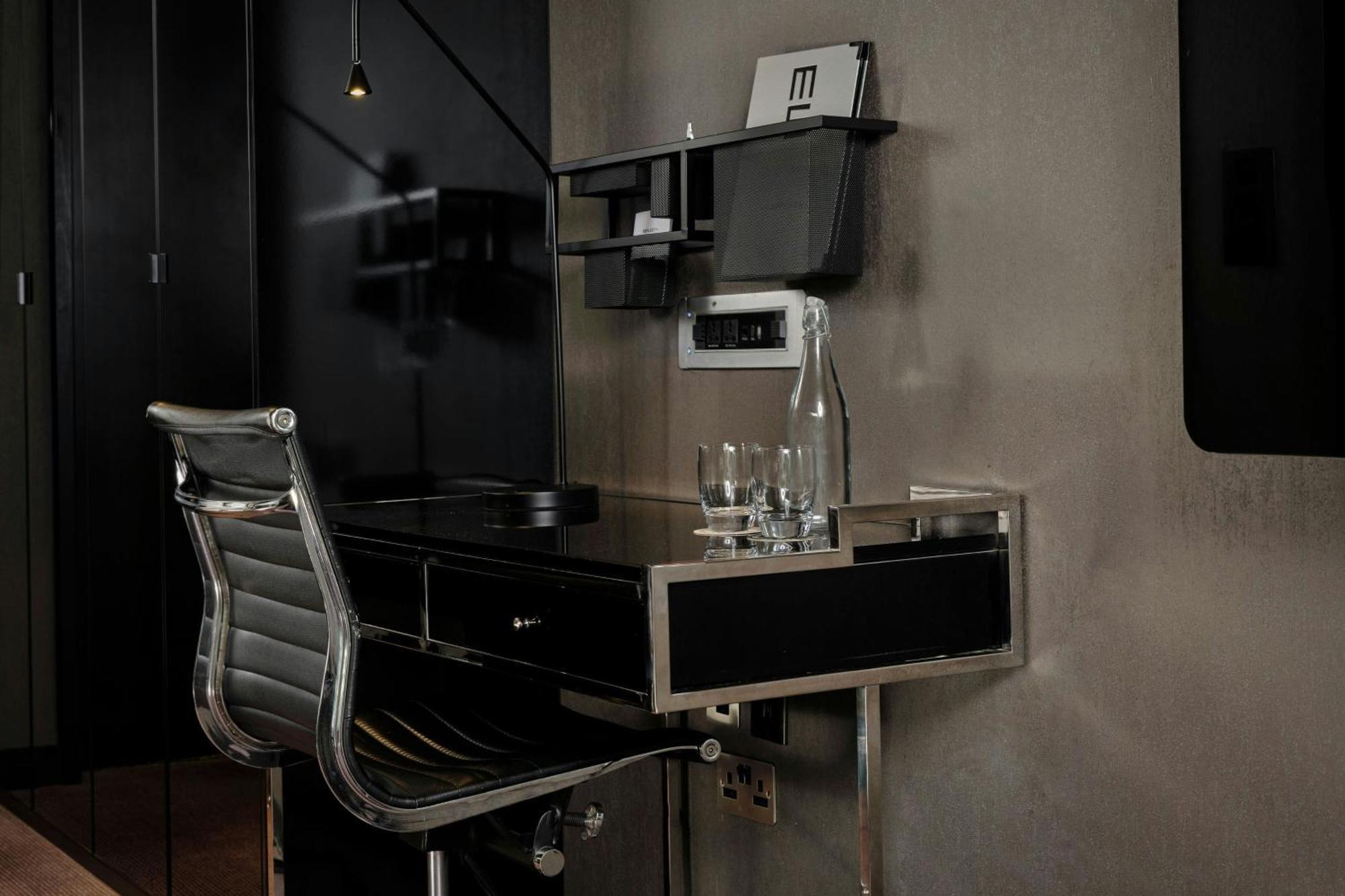 Montcalm East, Autograph Collection Hotel Лондон Екстериор снимка A wall mounted desk