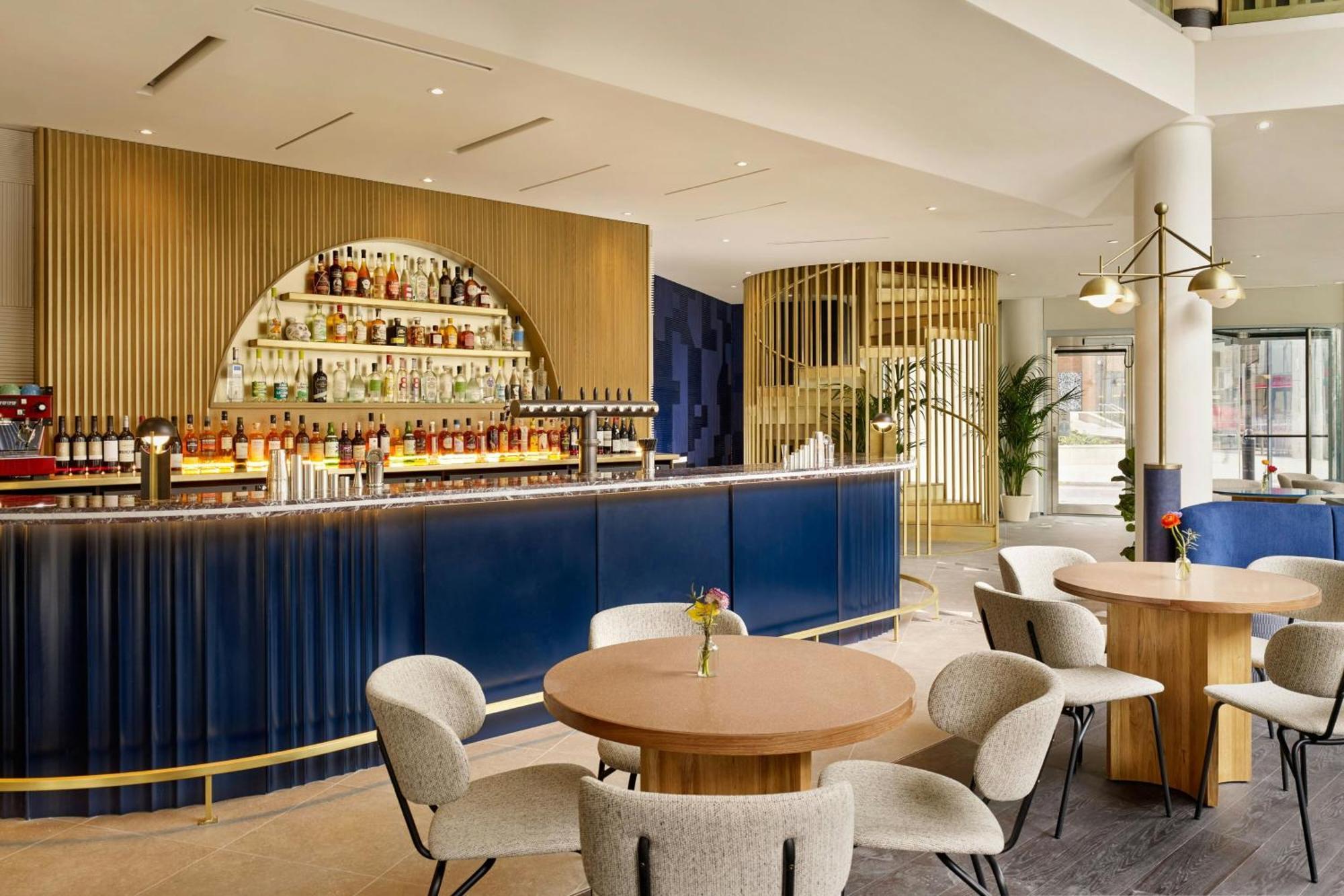 Montcalm East, Autograph Collection Hotel Лондон Екстериор снимка The bar at the London Edition