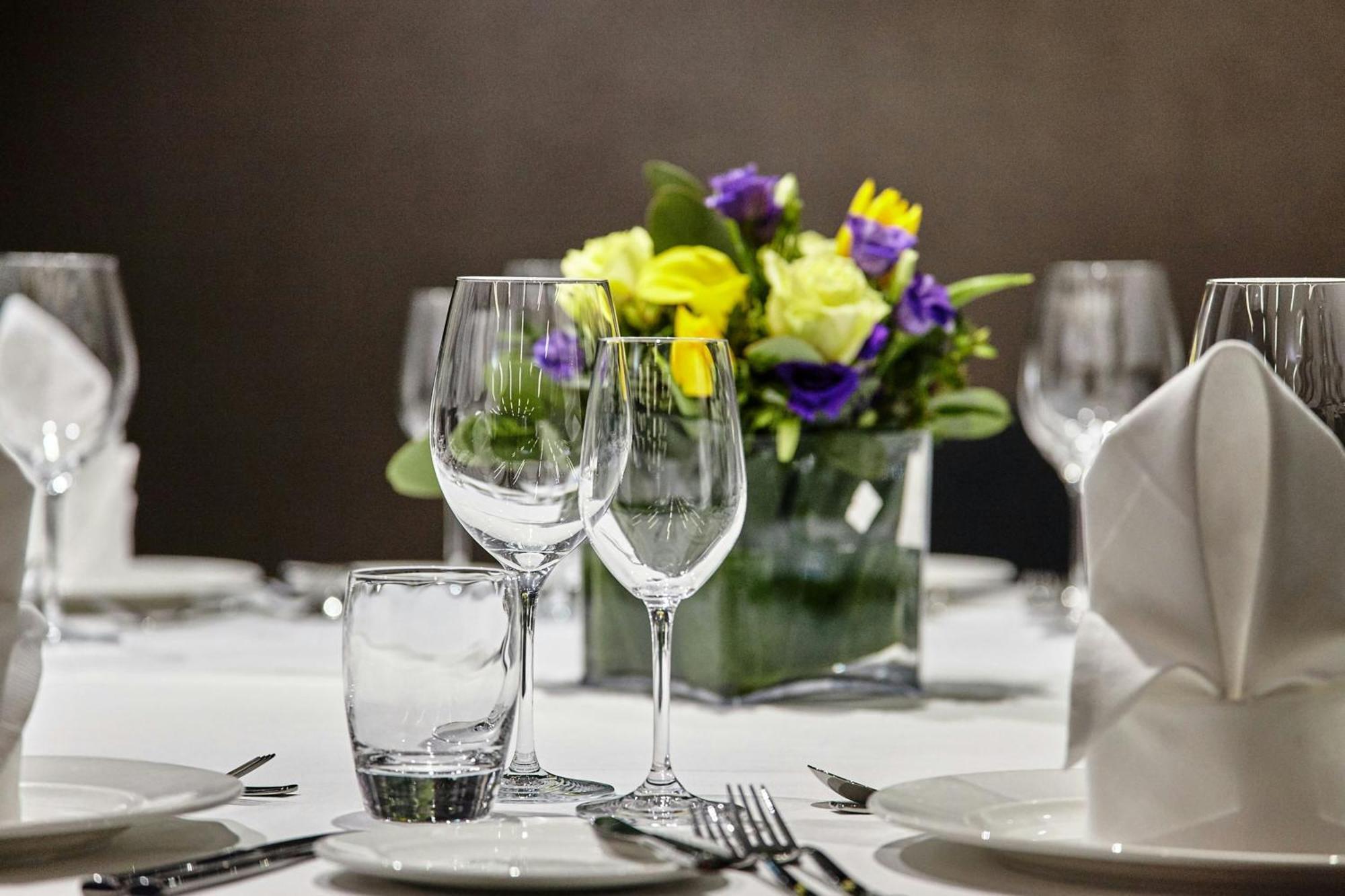 Montcalm East, Autograph Collection Hotel Лондон Екстериор снимка A table set for a formal meal