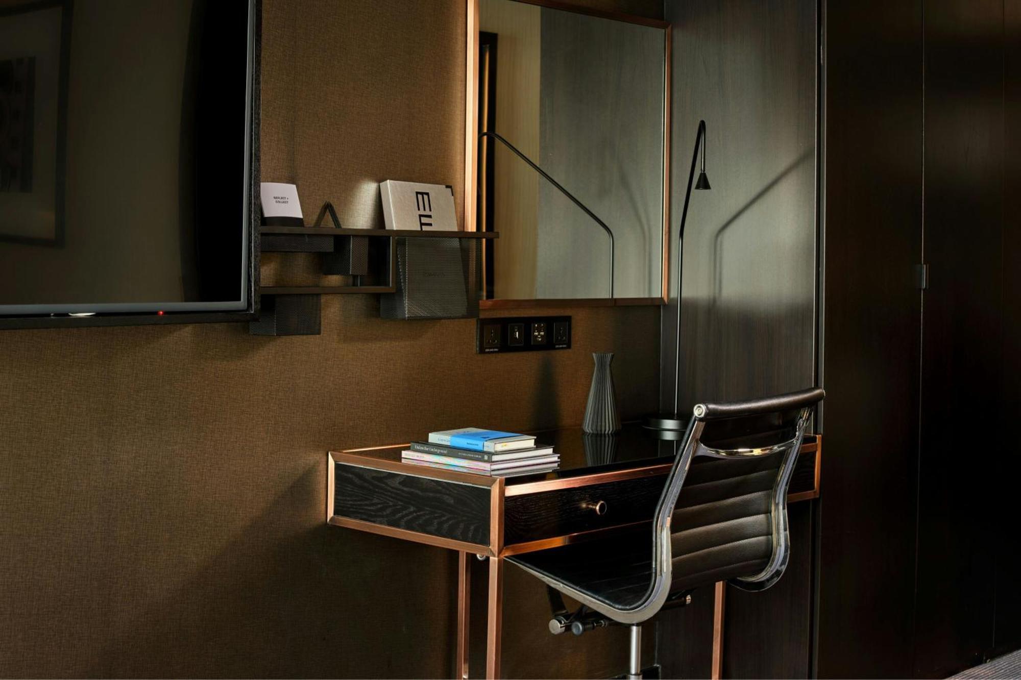 Montcalm East, Autograph Collection Hotel Лондон Екстериор снимка A desk in a hotel room