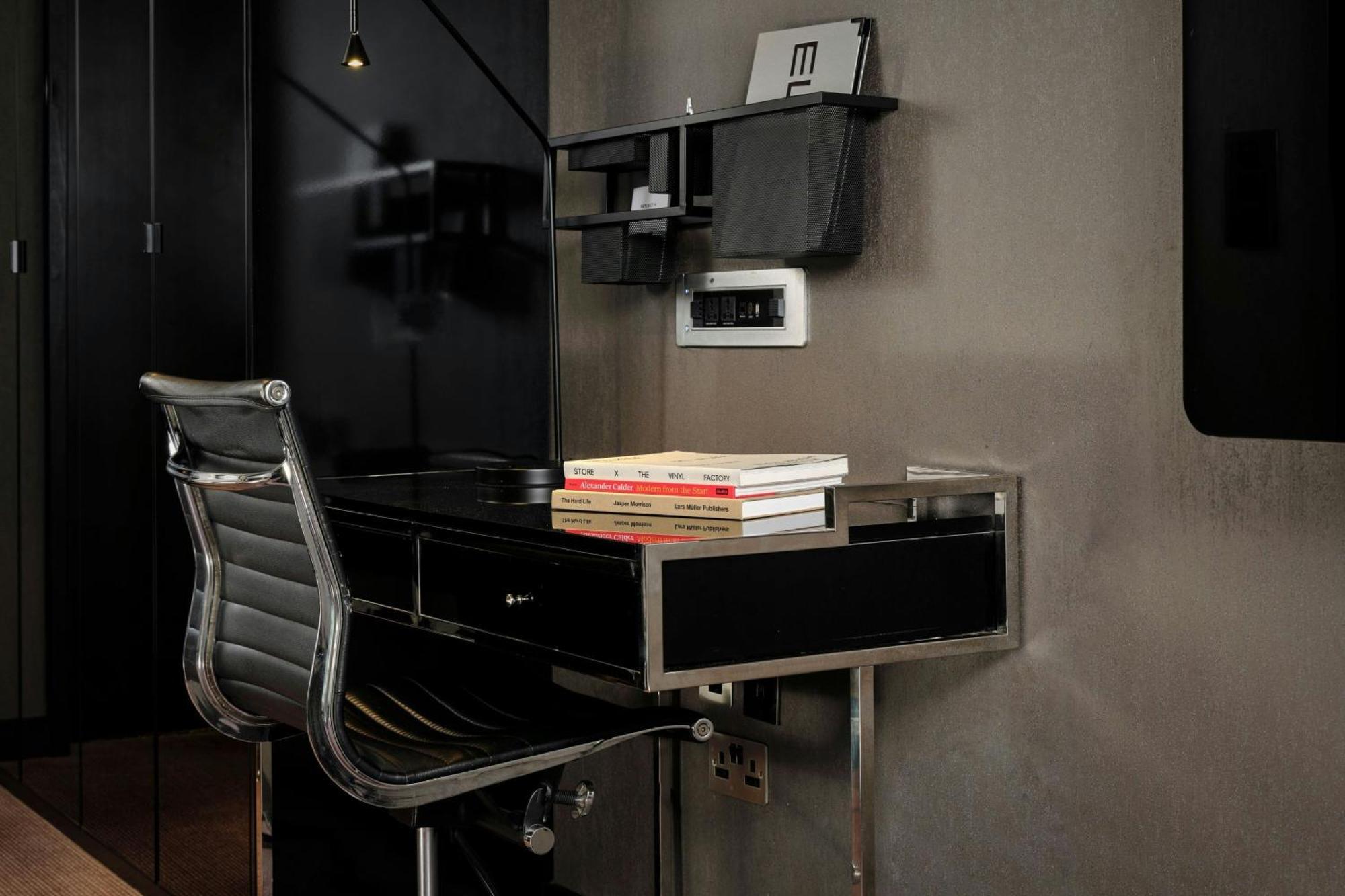 Montcalm East, Autograph Collection Hotel Лондон Екстериор снимка A wall mounted desk