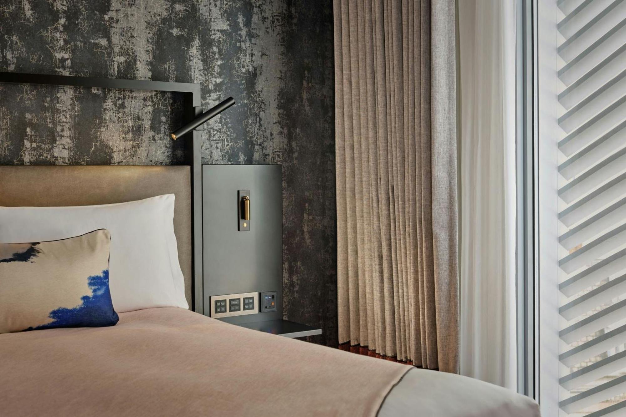 Montcalm East, Autograph Collection Hotel Лондон Екстериор снимка A guest room at the hotel